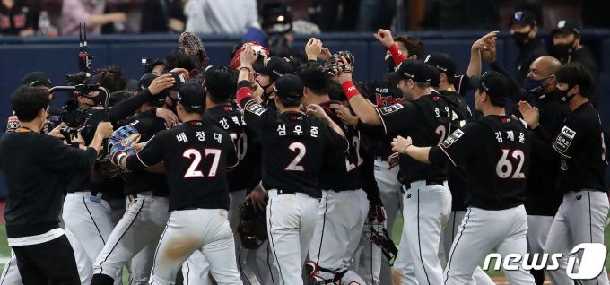 18일 오후 서울 구로구 고척스카이돔에서 열린 '2021 신한은행 쏠 KBO 한국시리즈’ 4차전 kt wiz와 두산 베어스의 경기에서 8대4로 승리해 한국시리즈 우승을 거머쥔 KT 선수들이 환호하고 있다. 당시 김재윤(오른쪽)은 8회 2사 후 등판해 9회 마지막 아웃카운트까지 잡았다. 2021.11.18/뉴스1 ⓒ News1 김진환 기자
