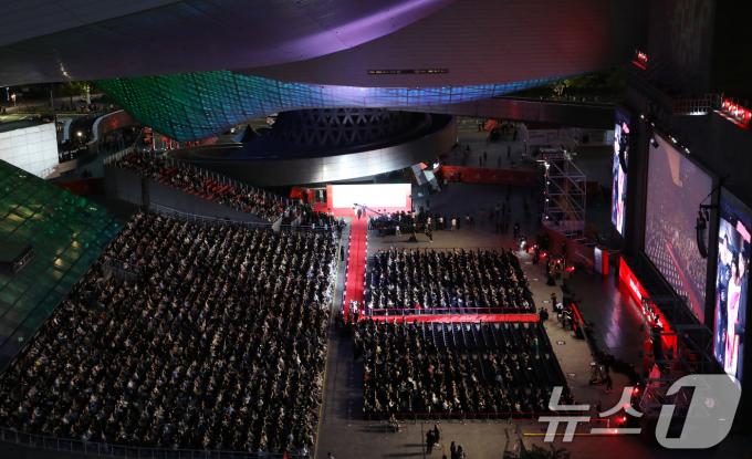 2일 오후 부산 해운대구 영화의전당에서 열린 제29회 부산국제영화제(BIFF) 개막식에서 배우들이 레드카펫을 밟으며 입장하고 있다. 올해 영화제에는 개막작인 김상만 감독의 넷플릭스 영화 '전, 란'을 비롯해 63개국 224편이 초청돼 7개 극장 28개 스크린에서 상영된다. 2024.10.2/뉴스1 ⓒ News1 윤일지 기자