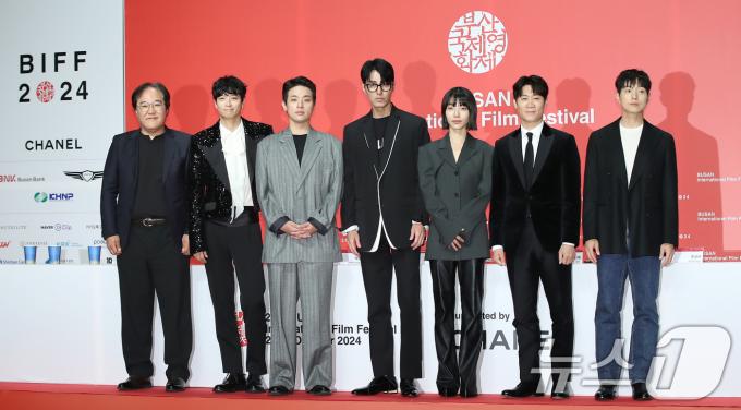 김상만 감독(왼쪽부터)과 배우 강동원, 박정민, 차승원, 김신록, 진선규, 정성일이 2일 오후 부산 해운대구 신세계백화점 센터시티점 문화홀에서 열린 제29회 부산국제영화제(BIFF) 개막작 영화 '전, 란' 언론시사회 및 기자간담회에 참석해 포즈를 취하고 있다. ‘전,란’은 왜란이 일어난 혼란의 시대, 함께 자란 조선 최고 무신 집안의 아들 '종려'(박정민 분)와 그의 몸종 '천영'(강동원 분)이 '선조'(차승원 분)의 최측근 무관과 의병으로 적이 되어 다시 만나는 이야기를 그린 작품이다. 2024.10.2/뉴스1 ⓒ News1 권현진 기자