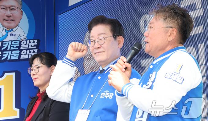 장세일 더불어민주당 영광군수 후보가 10일 전남 영광군청앞 유세현장에서 이재명 당대표와 함께 지지를 호소하고. 2024.10.10/뉴스1 ⓒ News1 김태성 기자