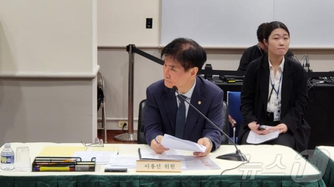11일(현지시간) 미국 워싱턴DC 소재 주미한국대사관에서 열린 국회 외교통일위원회의 대사관 대상 국정감사에서 이용선 더불어민주당 의원이 질의하고 있다.