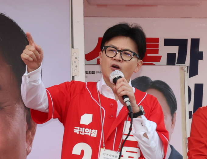 한동훈 국민의힘 대표가 10일 오후 인천 강화군 길상면의 한 거리에서 군민들에게 박용철 강화군수 보궐선거 후보의 지지를 호소하고 있다.  / 사진=뉴시스 전진환 기자 