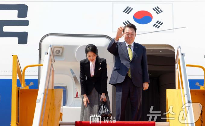 윤석열 대통령과 부인 김건희 여사가 11일(현지시간) 라오스 비엔티안 왓타이 국제공항에서 귀국하기 전 전용기에 올라 환송객들과 인사하고 있다. (대통령실 홈페이지) 2024.10.11/뉴스1 ⓒ News1 송원영 기자