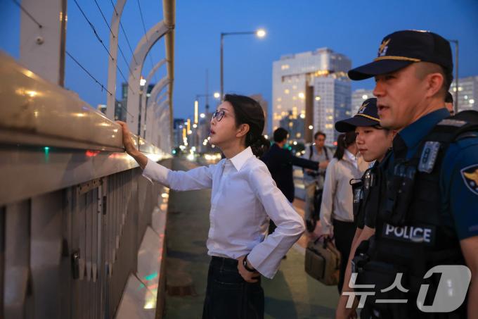김건희 여사가 10일 ‘세계 자살 예방의 날’을 맞아 서울 마포대교에서 난간의 와이어를 살펴보고 있다. (대통령실 제공) 2024.9.10/뉴스1 ⓒ News1 박지혜 기자