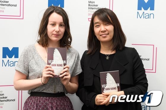 소설가 한강(우측)과 '채식주의자'(영문명 The Vegetarian)를 번역한 영국인 데보라 스미스. ⓒ AFP=뉴스1 ⓒ News1 최종일 기자