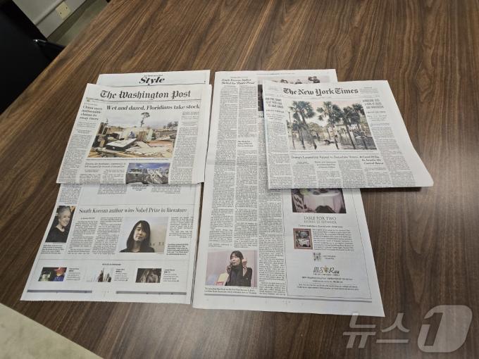 11일 자 워싱턴포스트(WP)와 뉴욕타임스(NYT) 종이신문에 실린 작가 한강의 한국인 첫 노벨문학상 수상 기사.