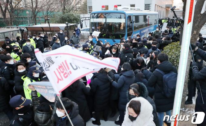 정인(가명)양을 입양한 후 수개월간 학대해 사망에 이르게 한 혐의를 받는 양모 A 모씨가 2021년 2월 17일 오후 서울 양천구 서울남부지방법원에서 열린 아동복지법위반(아동유기?방임) 등 관련 2차 공판을 마친 뒤 호송차로 법원 청사를 나서자 시민들이 차량을 둘러싸고 격렬히 항의하고 있다. 2021.2.17/뉴스1 ⓒ News1 이성철 기자