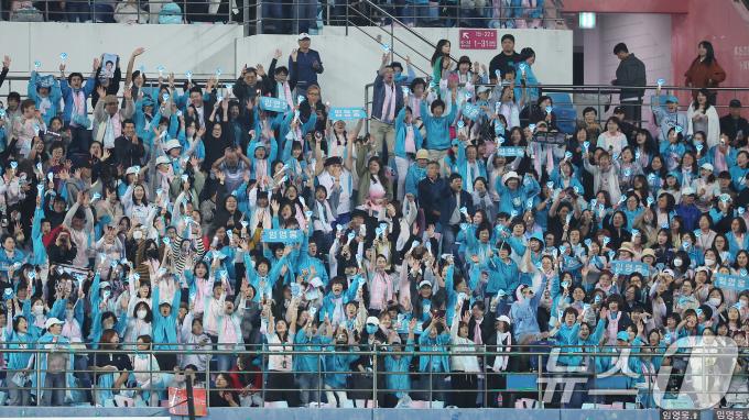 12일 오후 대전 유성구 노은동 대전월드컵경기장에서 열린 하나은행 자선축구대회 팀 히어로와 팀 기성용의 경기, 팀 히어로의 주장 임영웅의 팬클럽 '영웅시대' 회원들이 하프타임 공연에서 열띤 응원을 펼치고 있다. ⓒ News