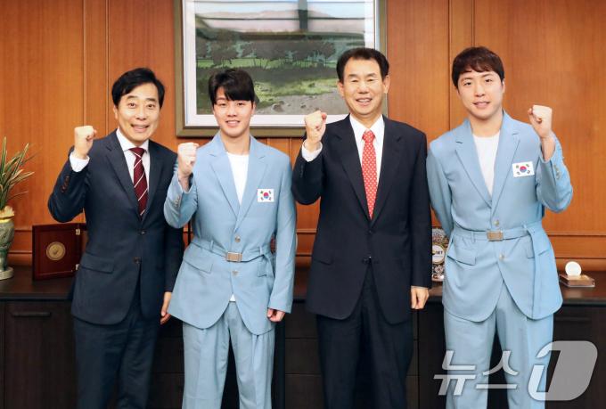 정은보 한국거래소(KRX) 이사장(왼쪽 세 번째)이 18일 오전 서울 영등포구 한국거래소에서 KRX 탁구단 소속 임종훈(오른쪽 첫 번째), 안재현(왼쪽 두 번째) 선수들을 격려한 후 유남규 한국거래소 탁구단 감독과 기념촬영을 하고 있다. (한국거래소 제공) 2024.7.18/뉴스1