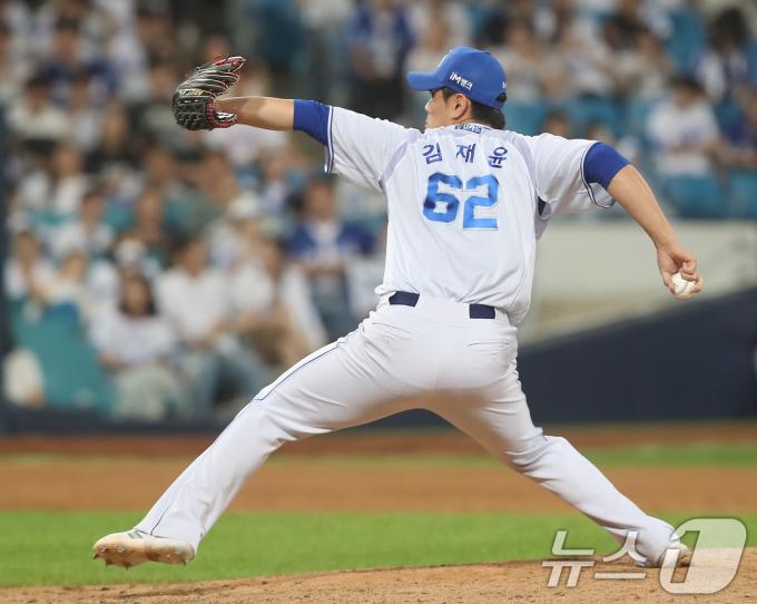 4일 오후 대구 삼성라이온즈파크에서 열린 프로야구 '2024 신한 SOL 뱅크 KBO리그' 두산 베어스와 삼성 라이온즈의 경기, 9회초 무사 1,2루 상황 마운드에 오른 삼성 김재윤이 역투하고 있다.. 2024.9.4/뉴스1 ⓒ News1 공정식 기자
