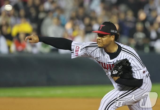 11일 오후 서울 송파구 잠실야구장에서 열린 프로야구 '2024 신한 SOL 뱅크 KBO 포스트시즌' 준플레이오프 5차전 kt 위즈와 LG 트윈스의 경기, LG 마무리 에르난데스가 9회초 등판해 힘차게 공을 던지고 있다. 2024.10.11/뉴스1 ⓒ News1 김진환 기자