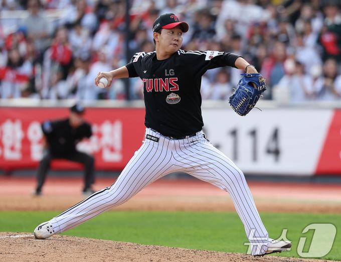 9일 오후 경기 수원시 장안구 KT위즈파크에서 열린 프로야구 '2024 신한 SOL 뱅크 KBO 포스트시즌' 준플레이오프 4차전 LG 트윈스와 KT 위즈의 경기, LG 유영찬이 5회말 등판해 힘차게 공을 던지고 있다. 2024.10.9/뉴스1 ⓒ News1 김진환 기자
