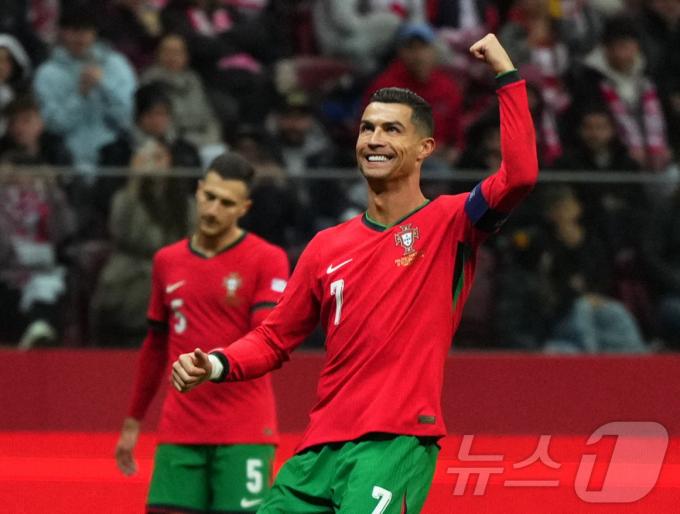 포르투갈 공격수 크리스티아누 호날두가 13일(한국시간) 열린 2024-25 UEFA 네이션스리그 리그A 1조 폴란드와 경기에서 전반 37분 득점에 성공한 뒤 기뻐하고 있다. ⓒ 로이터=뉴스1