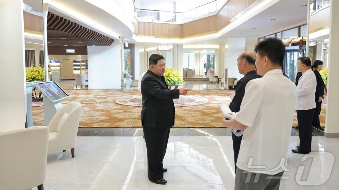 (평양 노동신문=뉴스1) = 북한 노동당 기관지 노동신문은 14일 김정은 당 총비서가 지난 11일과 12일 이틀에 걸쳐 삼지연시 건설사업 전반을 현지지도했다고 보도했다. [국내에서만 사용가능. 재배포 금지. DB 금지. For Use Only in the Republic of Korea. Redistribution Prohibited] rodongphoto@news1.kr