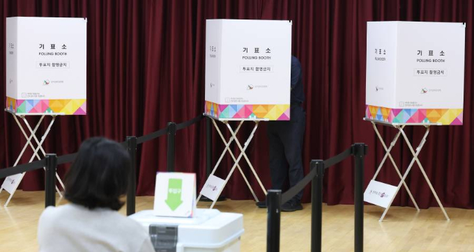서울시교육감 보궐선거 사전투표 둘째날인  12일 오전 서울 숭인1동 주민센터에 마련된 사전투표소에서 유권자가 소중한 한표를 행사하고 있다./사진=뉴시스