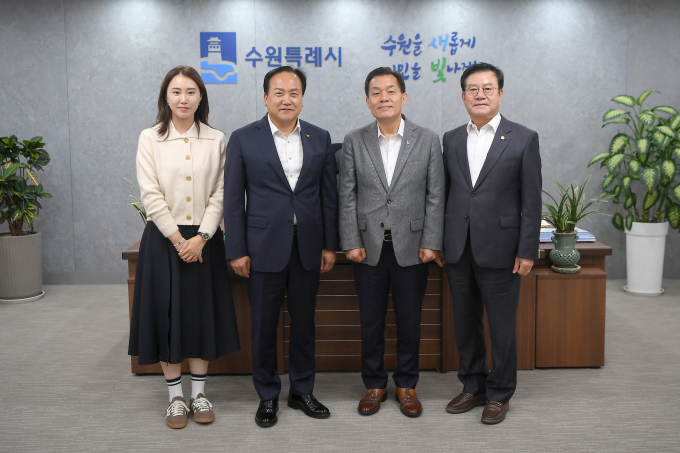 이권재 오산시장(왼쪽 2번째)이 지난 11일 수원시청에서 이재준 수원시장(오른쪽으로부터 2번째)을 만나 수원시가 보유한 운암뜰 AI시티 지분 유상 양도 요청을 한 후 사진촬영을 하고 있다. / 사진제공=오산시 