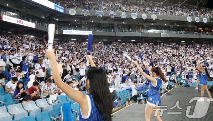 25일 오후 대구 삼성라이온즈파크에서 열린 프로야구 '2024 신한 SOL 뱅크 KBO리그' 키움 히어로즈와 삼성 라이온즈의 경기, 3루 관중석 삼성 팬들이 열띤 응원전을 펼치고 있다. 이날 삼성라이온즈파크는 시즌 29번째 만원 관중을 기록했다. 2024.9.25/뉴스1 ⓒ News1 공정식 기자