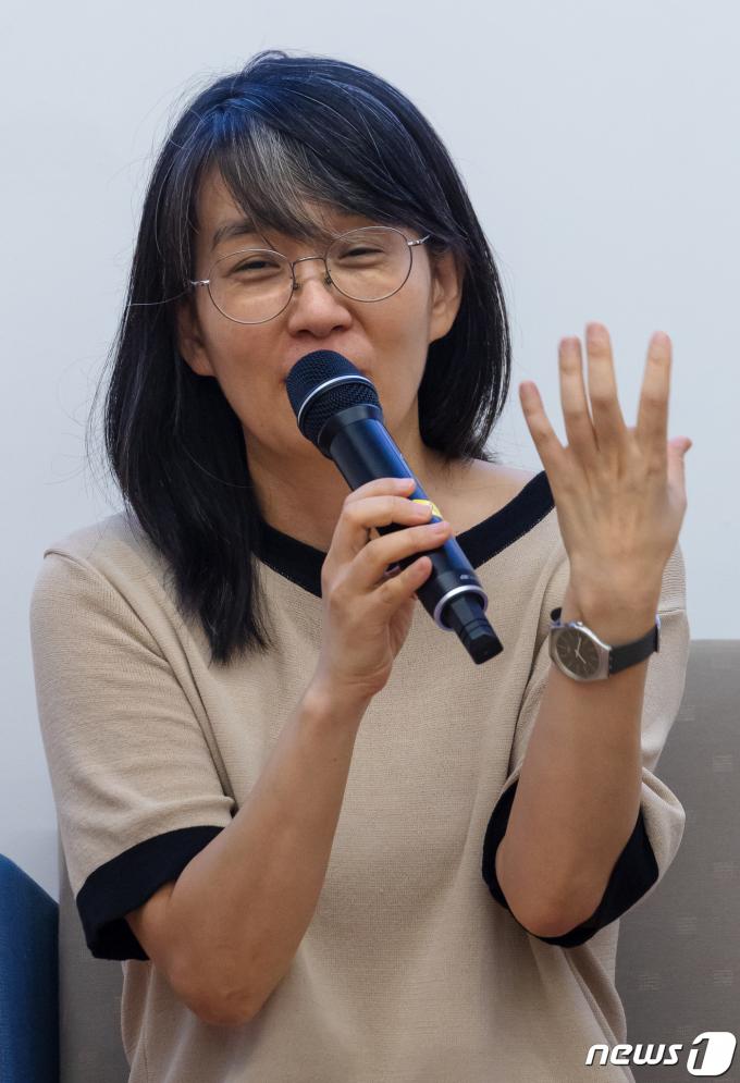 작가 한강이 5일 오후(현지시간) 프랑스 파리국제대학촌 한국관 다목적실에서 ’작별하지 않는다’의 프랑스 출간을 기념해 현지 팬들과 만남을 갖고 있다. ‘작별하지 않는다’는 2016년 ‘채식주의자’로 맨부커 인터내셔널 상을 수상하고, 2018년 으로 또 한번 맨부커상 최종 후보에 오른 한강 작가의 장편소설이다. 제주 4?3 사건과 그 역사적 상흔을 세 여성의 시선으로 풀어낸 ‘작별하지 않는다’는 지난 8월 23일 프랑스어로 번역 돼 ‘불가능한 작별(Impossibles adieux)’이란 제목으로 현지에서 출간됐다. 2023.9.6./뉴스1 ⓒ News1 이준성 기자