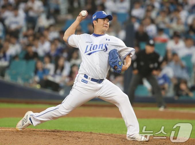 25일 오후 대구 삼성라이온즈파크에서 열린 프로야구 '2024 신한 SOL 뱅크 KBO리그' 키움 히어로즈와 삼성 라이온즈의 경기, 4대 3으로 삼성이 앞선 7회초 마운드에 오른 송은범이 역투하고 있다. 2024.9.25/뉴스1 ⓒ News1 공정식 기자
