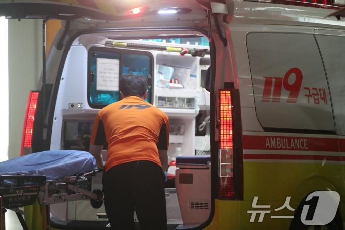 한 대학병원 권역응급의료센터에서 구급대원이 구급차량을 정리하는 모습. ⓒ News1 임세영 기자