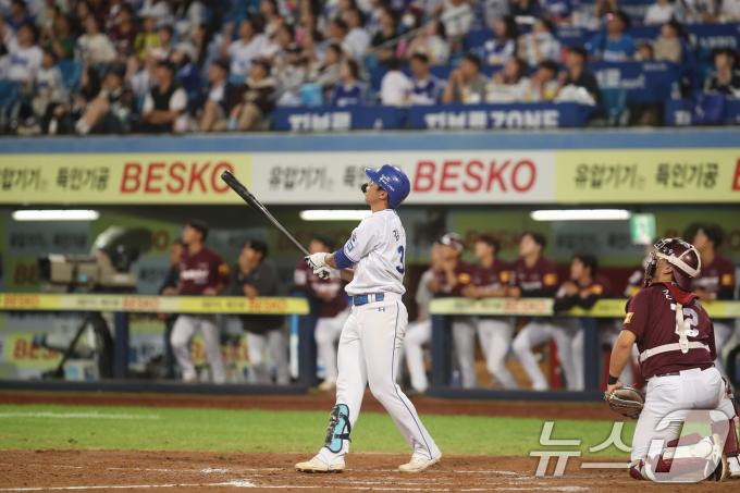 25일 오후 대구 삼성라이온즈파크에서 열린 프로야구 '2024 신한 SOL 뱅크 KBO리그' 키움 히어로즈와 삼성 라이온즈의 경기, 8회말 무사 1루 상황 삼성 7번타자 김영웅이 우월 2점홈런을 치고 있다. 2024.9.25/뉴스1 ⓒ News1 공정식 기자
