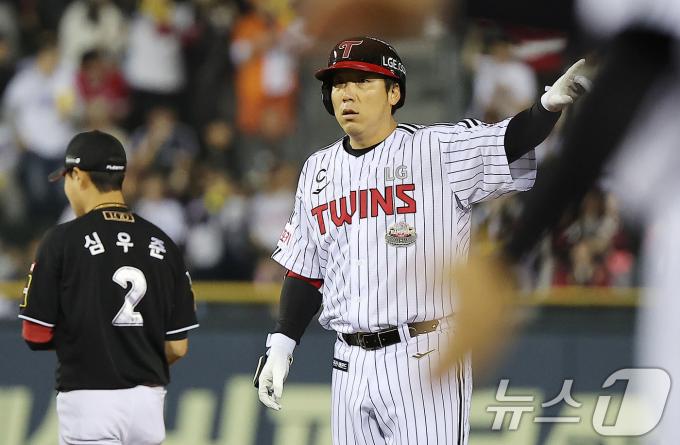 11일 오후 서울 송파구 잠실야구장에서 열린 프로야구 '2024 신한 SOL 뱅크 KBO 포스트시즌' 준플레이오프 5차전 kt 위즈와 LG 트윈스의 경기, 1회말 2사 2루에서 LG 김현수가 우익수 앞 적시 2루타를 친 뒤 홈런 여부에 대한 비디오 판독을 요청하고 있다. 2024.10.11/뉴스1 ⓒ News1 김진환 기자