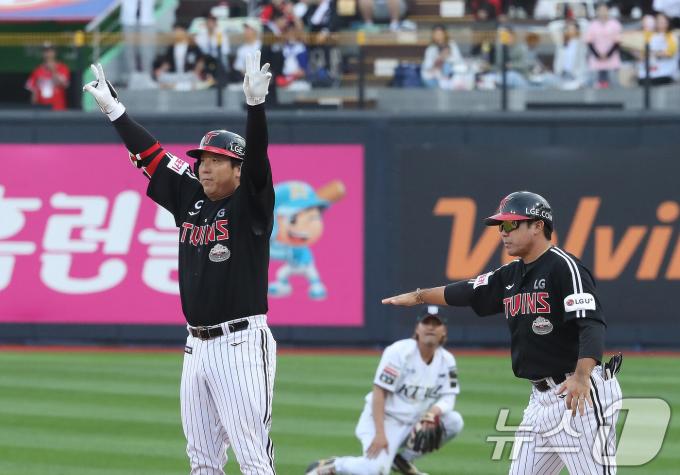 9일 오후 경기 수원시 장안구 KT위즈파크에서 열린 프로야구 '2024 신한 SOL 뱅크 KBO 포스트시즌' 준플레이오프 4차전 LG 트윈스와 KT 위즈의 경기 8회초 1사 2루 상황 LG 김현수가 kt 소형준을 상대로 1타점 동점 적시타를 치고 세리머니를 하고 있다. 2024.10.9/뉴스1 ⓒ News1 임세영 기자