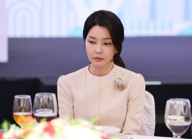 윤석열 대통령 부인 김건희 여사가 지난 9일(현지시각) 싱가포르 샹그릴라 호텔에서 열린 싱가포르 동포 초청 오찬 간담회에 참석하고 있다./사진=뉴시스