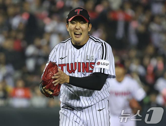 11일 오후 서울 송파구 잠실야구장에서 열린 프로야구 '2024 신한 SOL 뱅크 KBO 포스트시즌' 준플레이오프 5차전 kt 위즈와 LG 트윈스의 경기, LG 손주영이 8회초 실점 없이 이닝을 마친 뒤 포효하며 더그아웃으로 향하고 있다. 2024.10.11/뉴스1 ⓒ News1 김진환 기자