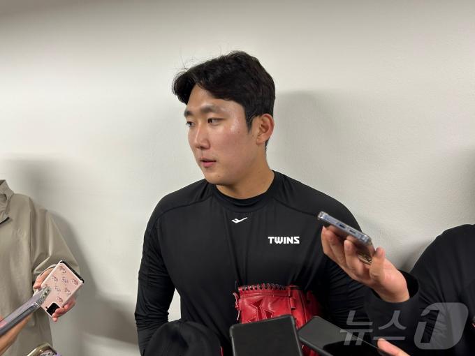 13일 대구 삼성라이온즈파크에서 열릴 삼성과 LG의 플레이오프 1차전을 앞두고 취재진과 만난 LG 손주영. 2024.10.13/뉴스1 ⓒ News1 문대현 기자