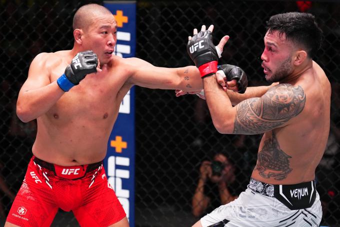 타바레스를 상대로 승리한 박준용(왼쪽)(UFC 제공)