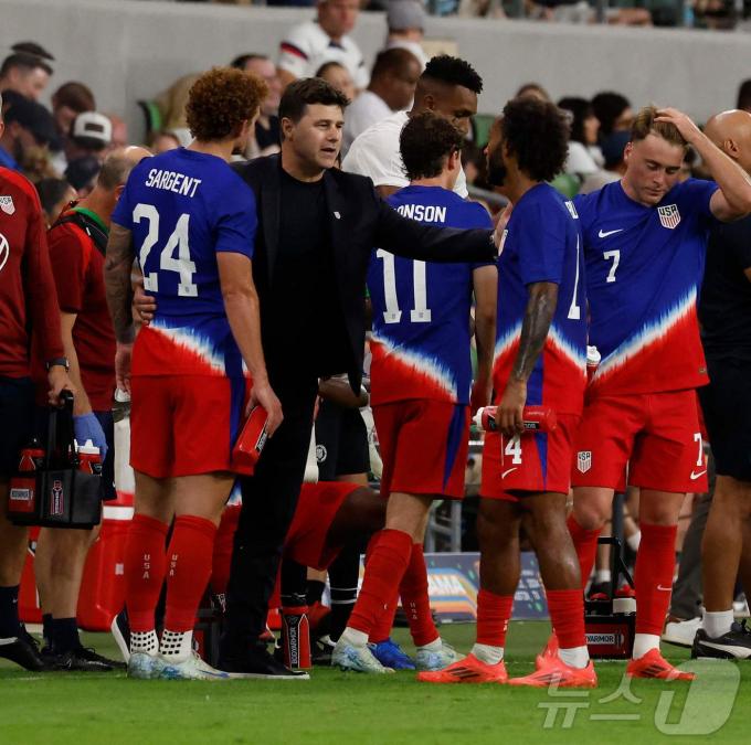 마우리시오 포체티노 감독(왼쪽에서 두 번째)이 미국 축구대표팀 지휘봉을 잡고 치른 첫 경기를 2-0 승리로 마챘다. ⓒ AFP=뉴스1