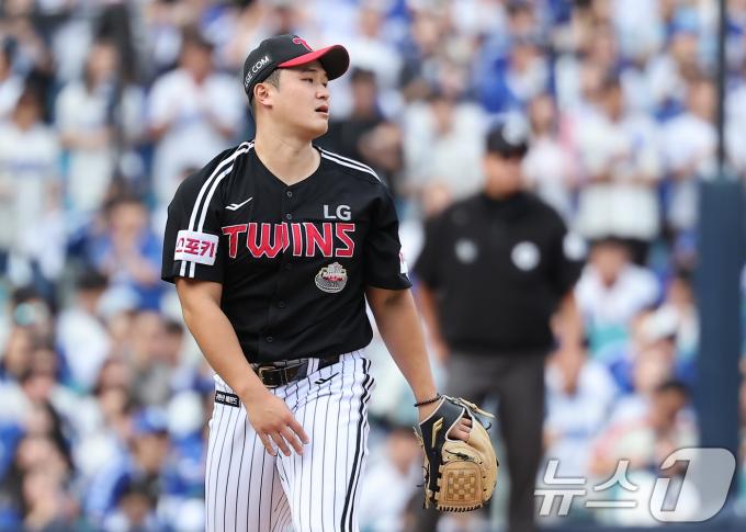13일 오후 대구 삼성라이온즈파크에서 열린 프로야구 '2024 신한 SOL 뱅크 KBO 포스트시즌' 플레이오프 1차전 LG 트윈스와 삼성 라이온즈의 경기, LG 선발 최원태가 3회말 삼성 선두타자 김지찬에게 안타를 허용한 뒤 아쉬워하고 있다. 2024.10.13/뉴스1 ⓒ News1 김진환 기자