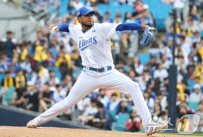 13일 오후 대구 삼성라이온즈파크에서 열린 프로야구 '2024 신한 SOL 뱅크 KBO 포스트시즌' 플레이오프 1차전 LG 트윈스와 삼성 라이온즈의 경기, 1회초 삼성 선발투수 레예스가 역투하고 있다. 2024.10.13/뉴스1 ⓒ News1 공정식 기자