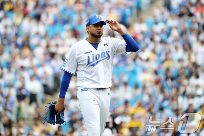 13일 오후 대구 삼성라이온즈파크에서 열린 프로야구 '2024 신한 SOL 뱅크 KBO 포스트시즌' 플레이오프 1차전 LG 트윈스와 삼성 라이온즈의 경기, 삼성 선발투수 레예스가 6회까지 1실점 역투한 뒤 미소짓고 있다. 2024.10.13/뉴스1 ⓒ News1 공정식 기자