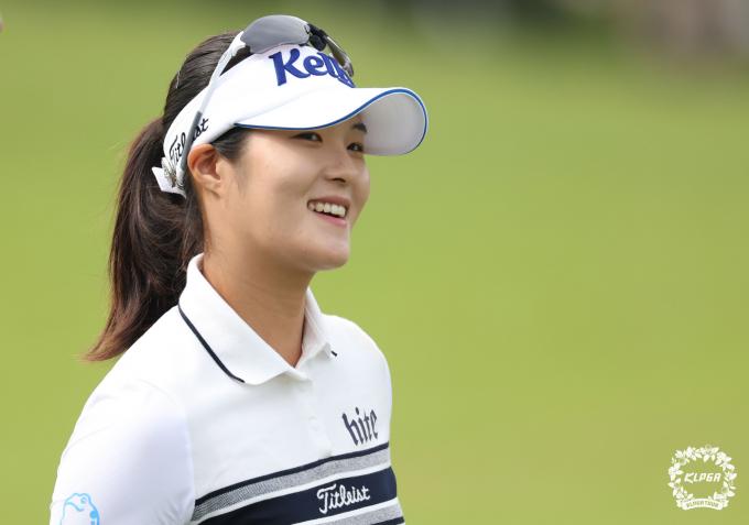 김민별이 13일 전북 익산CC에서 열린 '2024 동부건설 한국토지신탁 챔피언십' 최종라운드 1번홀에서 그린으로 이동하고 있다. (KLPGT 제공) 2024.10.13/뉴스1 ⓒ News1 박지혜 기자