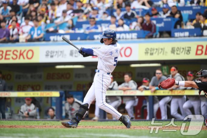 13일 오후 대구 삼성라이온즈파크에서 열린 프로야구 '2024 신한 SOL 뱅크 KBO 포스트시즌' 플레이오프 1차전 LG 트윈스와 삼성 라이온즈의 경기, 3회말 무사 1,3루 상황 삼성 3번타자 구자욱이 LG 선발 최원태를 상대로 우중간 담장 넘어가는 3점홈런을 치고 있다. 2024.10.13/뉴스1 ⓒ News1 공정식 기자