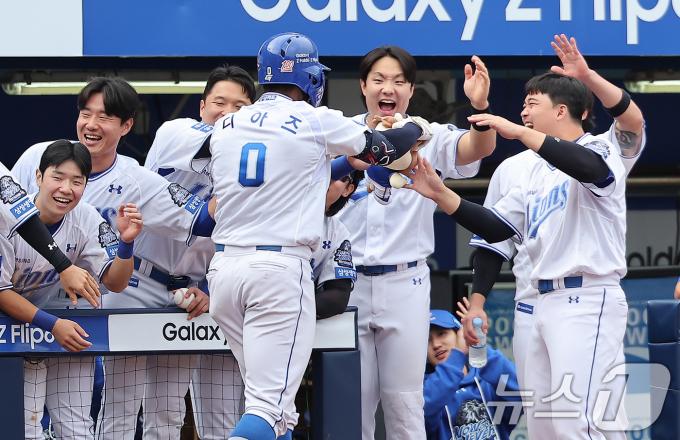 13일 오후 대구 삼성라이온즈파크에서 열린 프로야구 '2024 신한 SOL 뱅크 KBO 포스트시즌' 플레이오프 1차전 LG 트윈스와 삼성 라이온즈의 경기, 삼성 디아즈가 5회말 1사 1루 상황에서 투런 홈런을 친 뒤 더그아웃에서 동료들과 기쁨을 나누고 있다. 2024.10.13/뉴스1 ⓒ News1 김진환 기자
