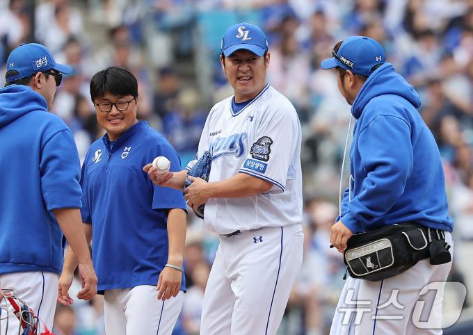 13일 오후 대구 삼성라이온즈파크에서 열린 프로야구 '2024 신한 SOL 뱅크 KBO 포스트시즌' 플레이오프 1차전 LG 트윈스와 삼성 라이온즈의 경기, 7회초 2사 1,2루 상황에서 LG 문성주의 강습 타구를 맞은 삼성 송은범이 교체되고 있다. 2024.10.13/뉴스1 ⓒ News1 김진환 기자