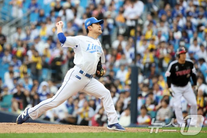 13일 오후 대구 삼성라이온즈파크에서 열린 프로야구 '2024 신한 SOL 뱅크 KBO 포스트시즌' 플레이오프 1차전 LG 트윈스와 삼성 라이온즈의 경기, 8회초 마운드에 오른 삼성 임창민이 역투하고 있다. 2024.10.13/뉴스1 ⓒ News1 공정식 기자