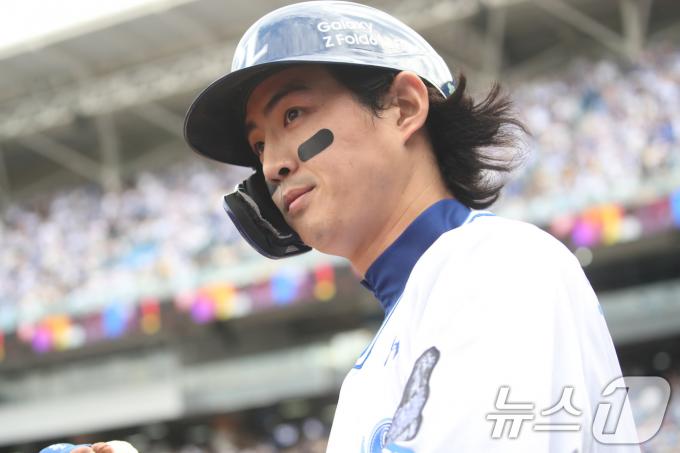 13일 오후 대구 삼성라이온즈파크에서 열린 프로야구 '2024 신한 SOL 뱅크 KBO 포스트시즌' 플레이오프 1차전 LG 트윈스와 삼성 라이온즈의 경기, 3회말 무사 1,3루 상황 삼성 3번타자 구자욱이 LG 선발 최원태를 상대로] 3점홈런을 친 뒤 홈을 밟고 있다. 2024.10.13/뉴스1 ⓒ News1 공정식 기자
