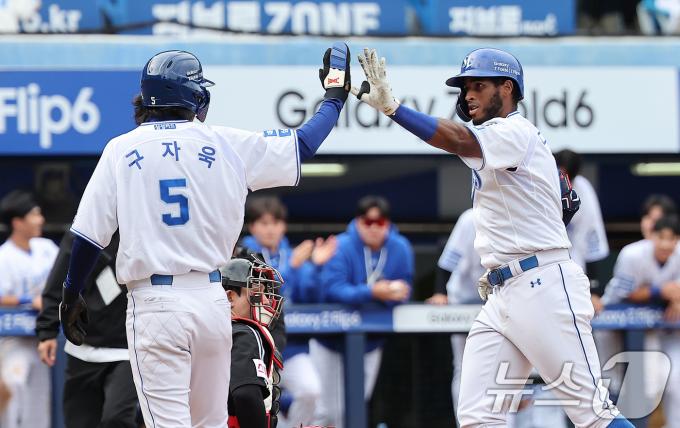 13일 오후 대구 삼성라이온즈파크에서 열린 프로야구 '2024 신한 SOL 뱅크 KBO 포스트시즌' 플레이오프 1차전 LG 트윈스와 삼성 라이온즈의 경기, 삼성 디아즈가 5회말 1사 1루 상황에서 투런 홈런을 친 뒤 구자욱과 기쁨을 나누고 있다. 2024.10.13/뉴스1 ⓒ News1 김진환 기자