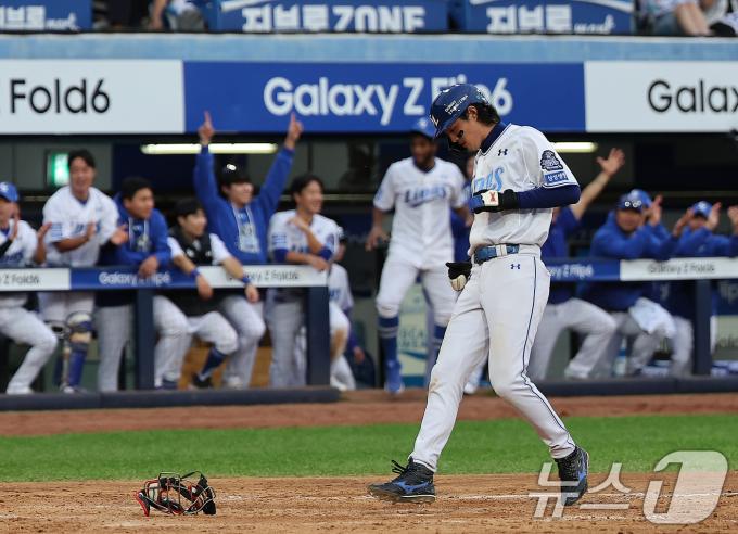 13일 오후 대구 삼성라이온즈파크에서 열린 프로야구 '2024 신한 SOL 뱅크 KBO 포스트시즌' 플레이오프 1차전 LG 트윈스와 삼성 라이온즈의 경기, 삼성 구자욱이 8회말 2사 만루에서 LG 김대현의 폭투로 득점에 성공하고 있다. 2024.10.13/뉴스1 ⓒ News1 김진환 기자