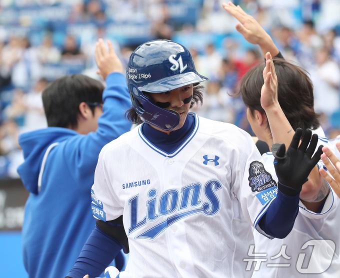 13일 오후 대구 삼성라이온즈파크에서 열린 프로야구 '2024 신한 SOL 뱅크 KBO 포스트시즌' 플레이오프 1차전 LG 트윈스와 삼성 라이온즈의 경기, 3회말 무사 1,3루 상황 삼성 3번타자 구자욱이 LG 선발 최원태를 상대로] 3점홈런을 친 뒤 동료들의 축하를 받고 있다. 2024.10.13/뉴스1 ⓒ News1 공정식 기자