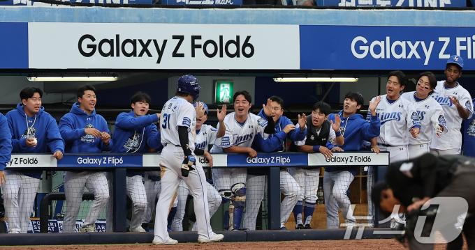 13일 오후 대구 삼성라이온즈파크에서 열린 프로야구 '2024 신한 SOL 뱅크 KBO 포스트시즌' 플레이오프 1차전 LG 트윈스와 삼성 라이온즈의 경기, 삼성 윤정빈이 8회말 2사 만루에서 LG 김대현의 폭투로 득점에 성공한 뒤 더그아웃에서 동료들과 기쁨을 나누고 있다. 2024.10.13/뉴스1 ⓒ News1 김진환 기자