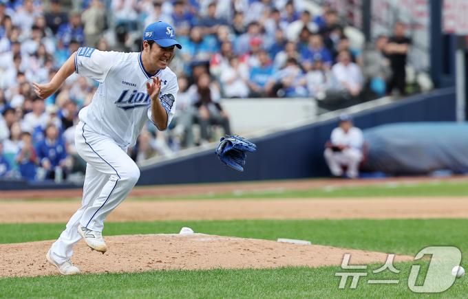 13일 오후 대구 삼성라이온즈파크에서 열린 프로야구 '2024 신한 SOL 뱅크 KBO 포스트시즌' 플레이오프 1차전 LG 트윈스와 삼성 라이온즈의 경기, 7회초 2사 1,2루 상황에서 LG 문성주의 강습 타구를 맞은 삼성 송은범이 맨손으로 송구하기 위해 달려가고 있다. 2024.10.13/뉴스1 ⓒ News1 김진환 기자