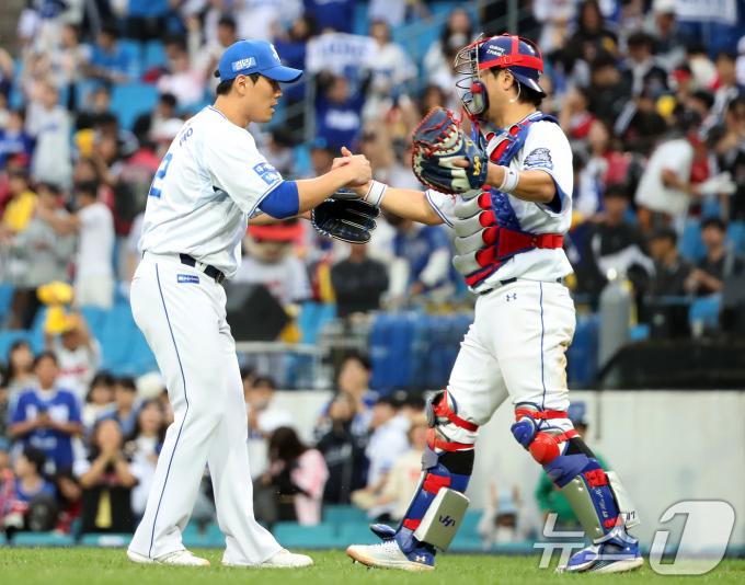 13일 오후 대구 삼성라이온즈파크에서 열린 프로야구 '2024 신한 SOL 뱅크 KBO 포스트시즌' 플레이오프 1차전 LG 트윈스와 삼성 라이온즈의 경기, 10대 4 승리를 거둔 삼성 김재윤 투수와 강민호 포수가 기쁨을 나누고 있다. 2024.10.13/뉴스1 ⓒ News1 공정식 기자