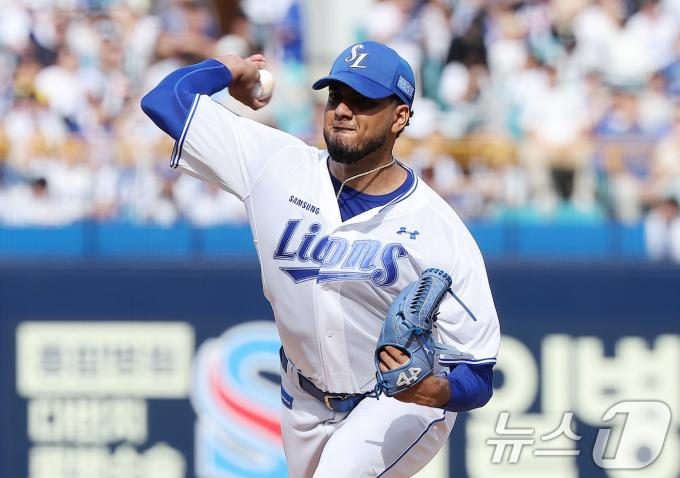 13일 오후 대구 삼성라이온즈파크에서 열린 프로야구 '2024 신한 SOL 뱅크 KBO 포스트시즌' 플레이오프 1차전 LG 트윈스와 삼성 라이온즈의 경기, 1회초 삼성 선발 레예스가 힘차게 공을 던지고 있다. 2024.10.13/뉴스1 ⓒ News1 김진환 기자