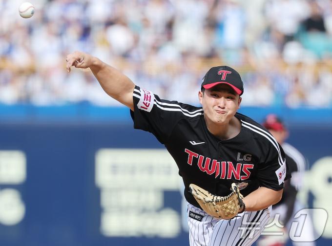 13일 오후 대구 삼성라이온즈파크에서 열린 프로야구 '2024 신한 SOL 뱅크 KBO 포스트시즌' 플레이오프 1차전 LG 트윈스와 삼성 라이온즈의 경기, 1회말 LG 선발 최원태가 힘차게 공을 던지고 있다. 2024.10.13/뉴스1 ⓒ News1 김진환 기자