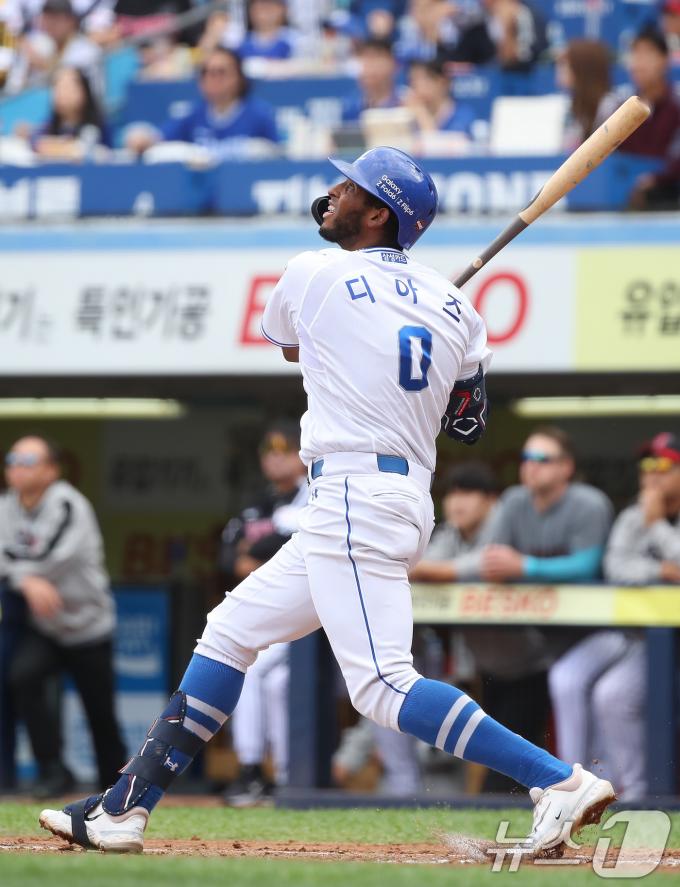 13일 오후 대구 삼성라이온즈파크에서 열린 프로야구 '2024 신한 SOL 뱅크 KBO 포스트시즌' 플레이오프 1차전 LG 트윈스와 삼성 라이온즈의 경기, 1회말 1사 3루 상황 삼성 4번타자 디아즈가 중견수 방면 희생플라이를 치고 있다. 3루주자 윤정빈이 홈을 밟아 득점 성공. 2024.10.13/뉴스1 ⓒ News1 공정식 기자